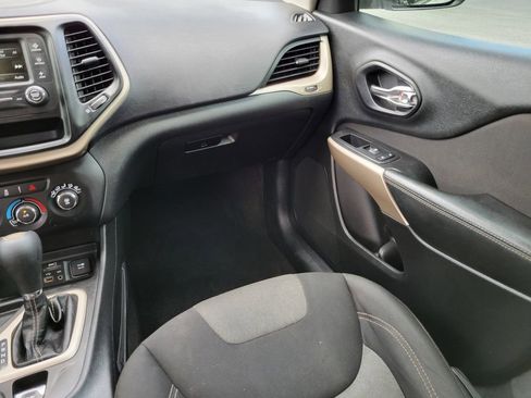 Used 2018 Jeep Cherokee Latitude image 19