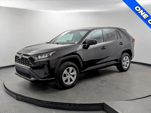 Used 2022 Toyota RAV4 LE image 2