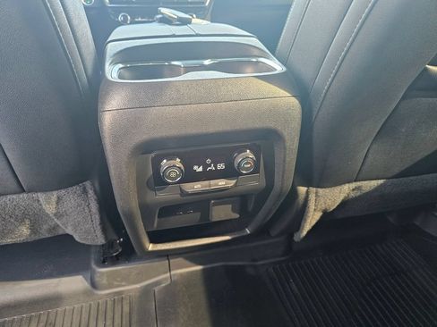 Used 2025 Chevrolet Traverse LT w/ Driver Confidence Package FWD image 16