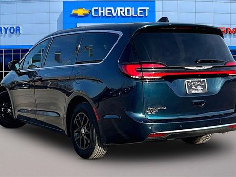 Used 2025 Chrysler Pacifica Select image 4