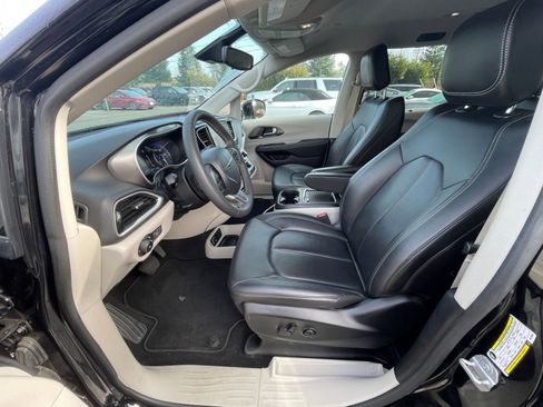 Used 2024 Chrysler Pacifica Touring-L image 29