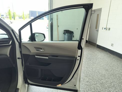 Used 2024 Toyota Sienna XLE FWD image 24