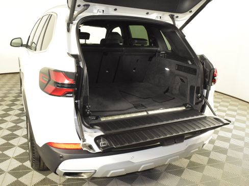 Used 2025 BMW X5 xDrive50e image 41