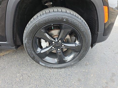 Used 2023 Jeep Grand Cherokee Limited w/ Luxury Tech Group II image 10