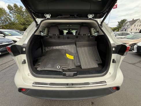 Used 2023 Toyota Highlander LE FWD image 13