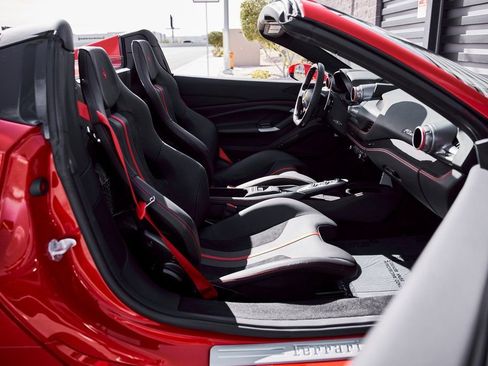 Used 2022 Ferrari F8 Tributo image 35