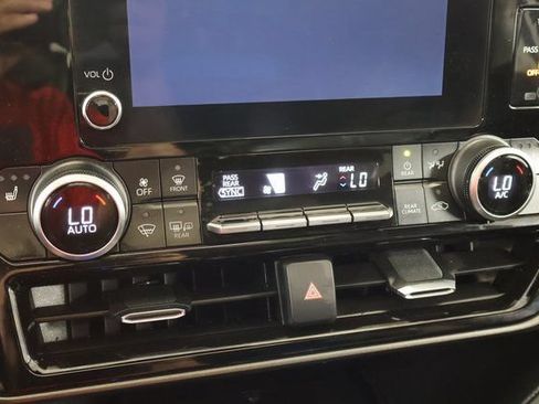 Used 2023 Toyota Highlander XLE AWD/4WD image 23