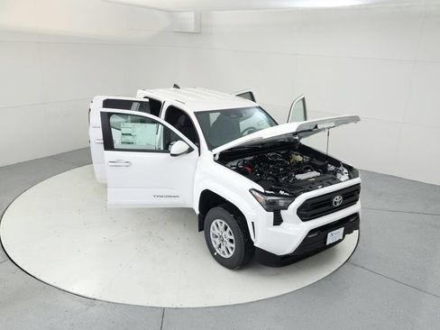 Used 2024 Toyota Tacoma SR5 AWD/4WD image 17