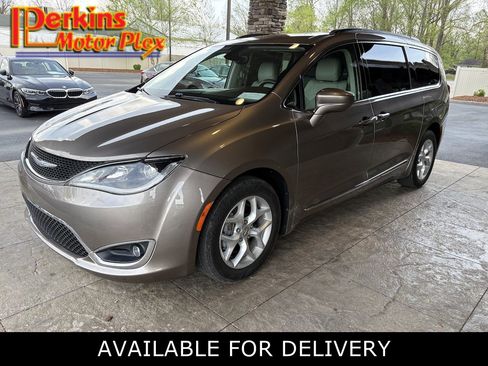 Used 2017 Chrysler Pacifica Touring-L w/ Tire & Wheel Group image 1