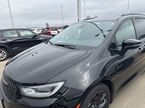 Used 2025 Chrysler Pacifica Limited image 45