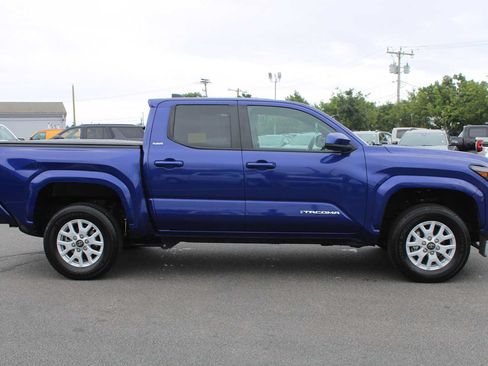 Used 2025 Toyota Tacoma SR5 AWD/4WD image 8