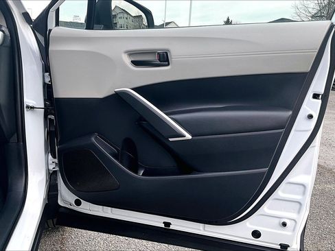 Used 2024 Toyota Corolla Cross L image 21