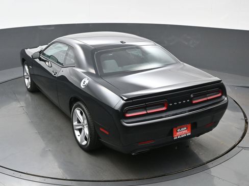 Used 2017 Dodge Challenger R/T image 31