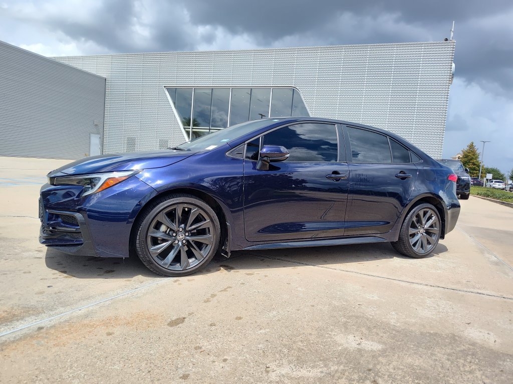 Used 2025 Toyota Corolla SE FWD image 3
