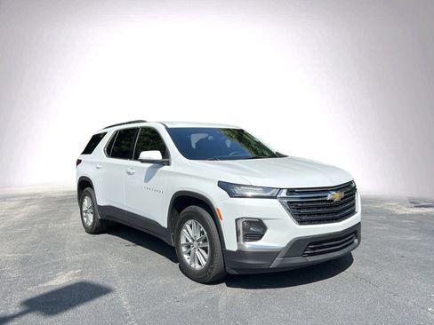 Used 2023 Chevrolet Traverse LT FWD image 2