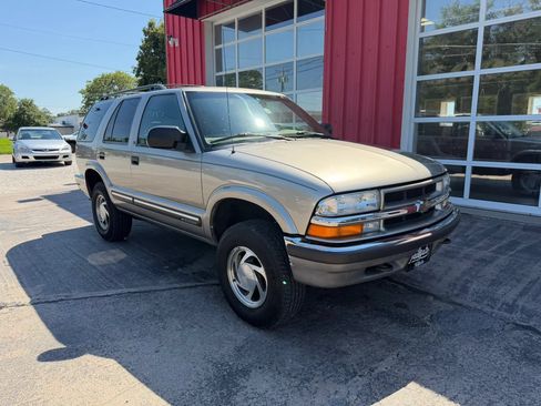 Used 2000 Chevrolet Blazer LT w/ LT Preferred Equipment Group AWD/4WD image 2