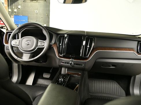 Used 2022 Volvo XC60 B5 Momentum w/ Protection Package Premier image 5