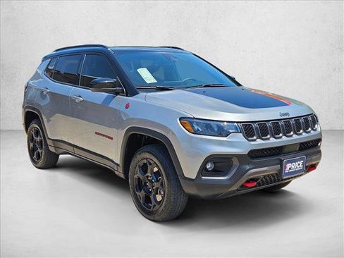 Used 2023 Jeep Compass Trailhawk w/ Sun and Sound Group AWD/4WD image 3