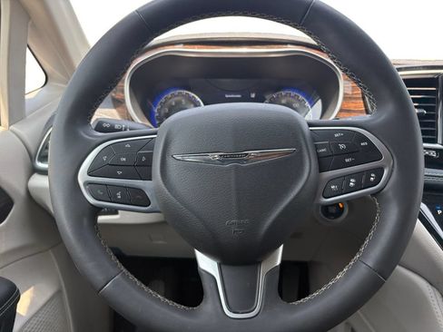 Certified 2023 Chrysler Pacifica Limited FWD image 12