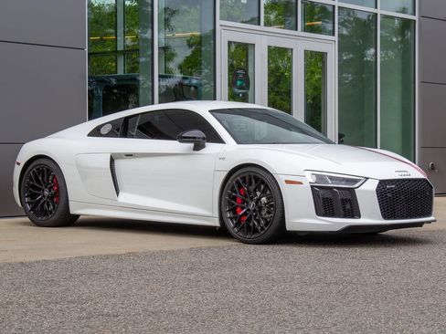 Used 2018 Audi R8 V10 w/ Premium Package RWD image 3