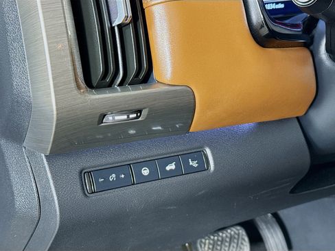 Used 2024 Nissan Pathfinder Platinum image 9