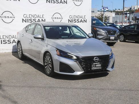 Used 2023 Nissan Altima 2.5 SV FWD image 3