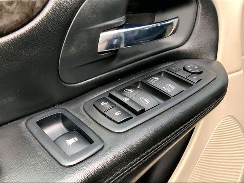 Used 2020 Dodge Grand Caravan SE w/ UConnect Hands-Free Group image 36