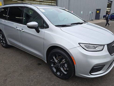 Used 2023 Chrysler Pacifica Touring-L w/ S Appearance Package AWD/4WD image 2
