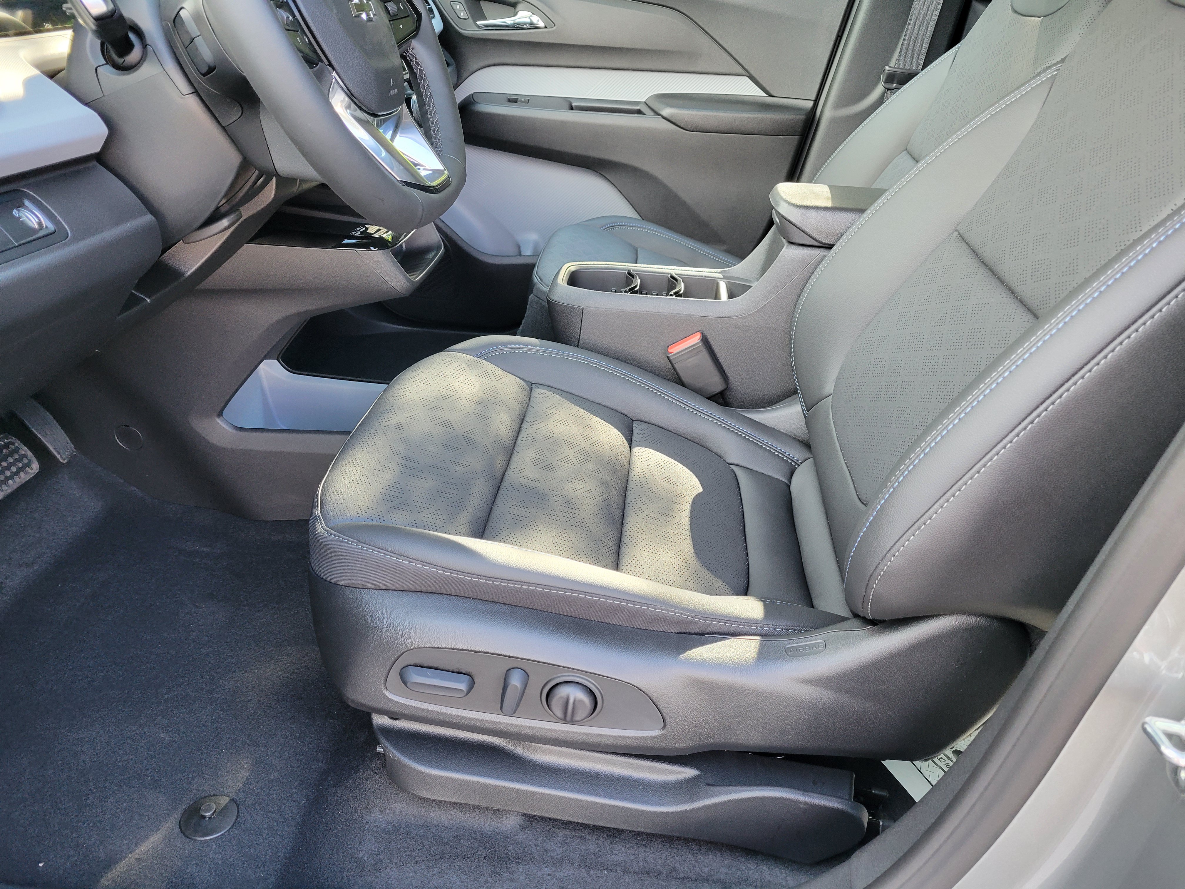 New 2027 Chevrolet Bolt LT w/ Super Cruise Package FWD image 32