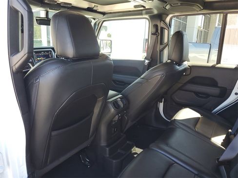 Used 2022 Jeep Wrangler Unlimited Sahara image 12