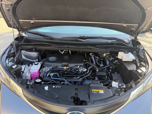 Used 2024 Toyota Sienna XLE FWD image 28