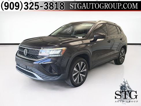 Used 2022 Volkswagen Taos SE FWD image 1