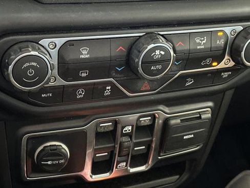 Used 2019 Jeep Wrangler Unlimited Sahara image 19