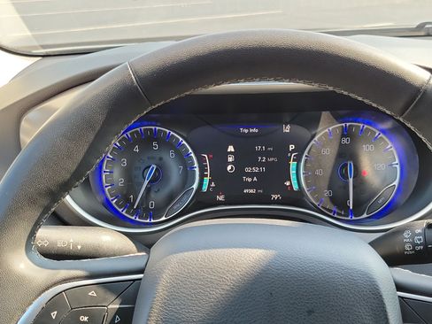 Used 2024 Chrysler Pacifica Touring-L FWD image 22