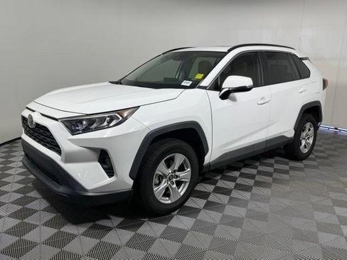 Used 2019 Toyota RAV4 XLE w/ Convenience Package FWD image 2