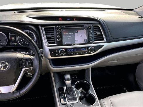 Used 2018 Toyota Highlander XLE AWD/4WD image 7