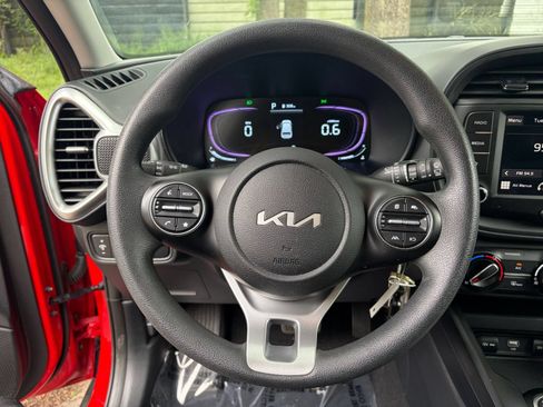 Used 2025 Kia Soul LX w/ LX Technology Package FWD image 25