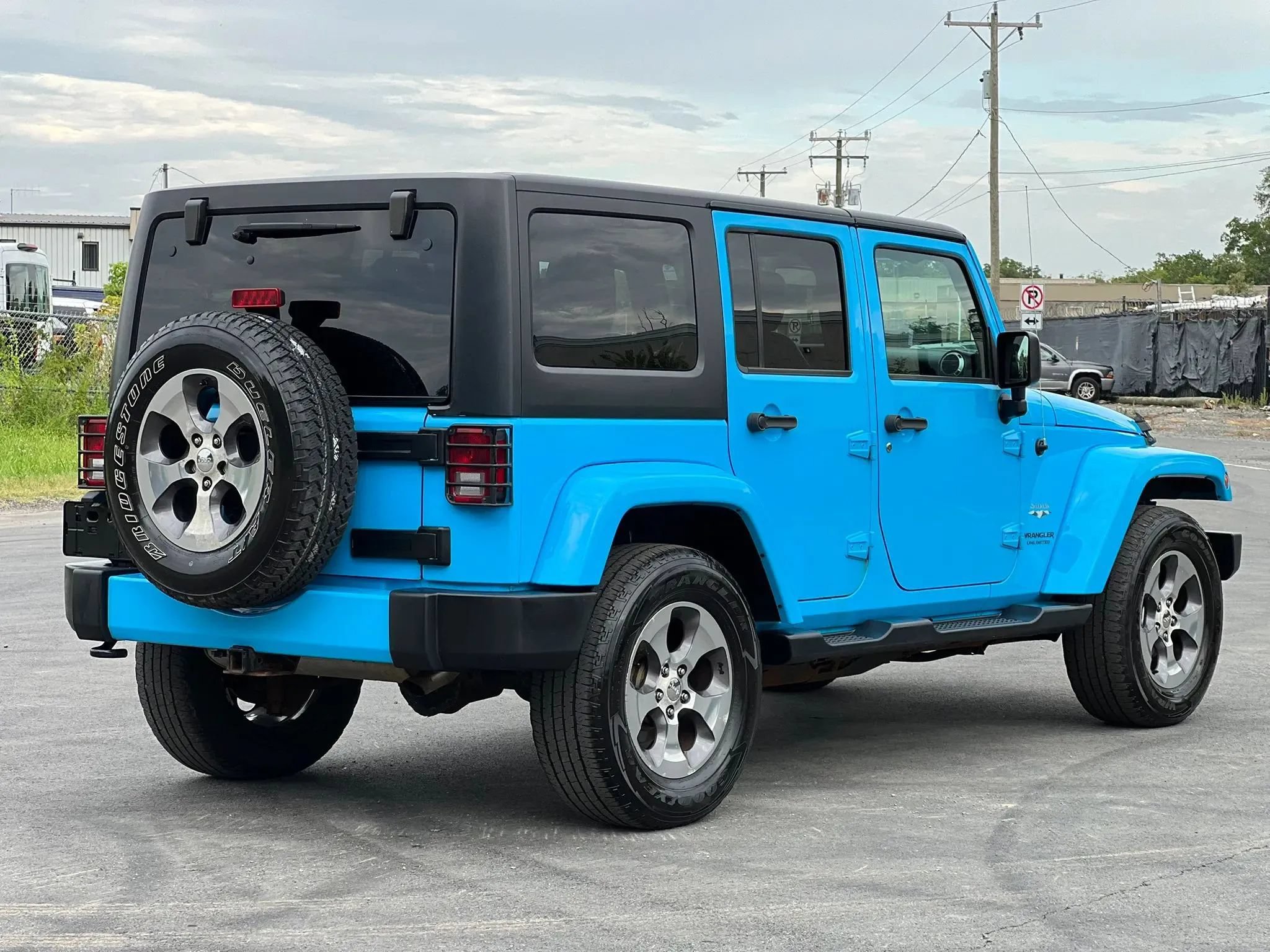 Used 2017 Jeep Wrangler Unlimited Sahara w/ Max Tow Package AWD/4WD image 5