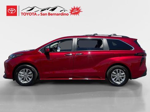 New 2026 Toyota Sienna XLE FWD image 2