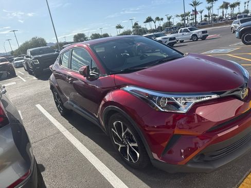 Used 2019 Toyota C-HR XLE FWD image 3