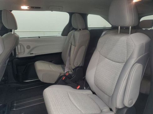 Used 2025 Toyota Sienna LE image 9