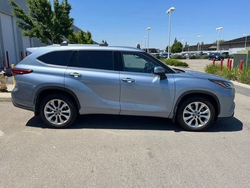 Used 2022 Toyota Highlander Limited AWD/4WD image 3