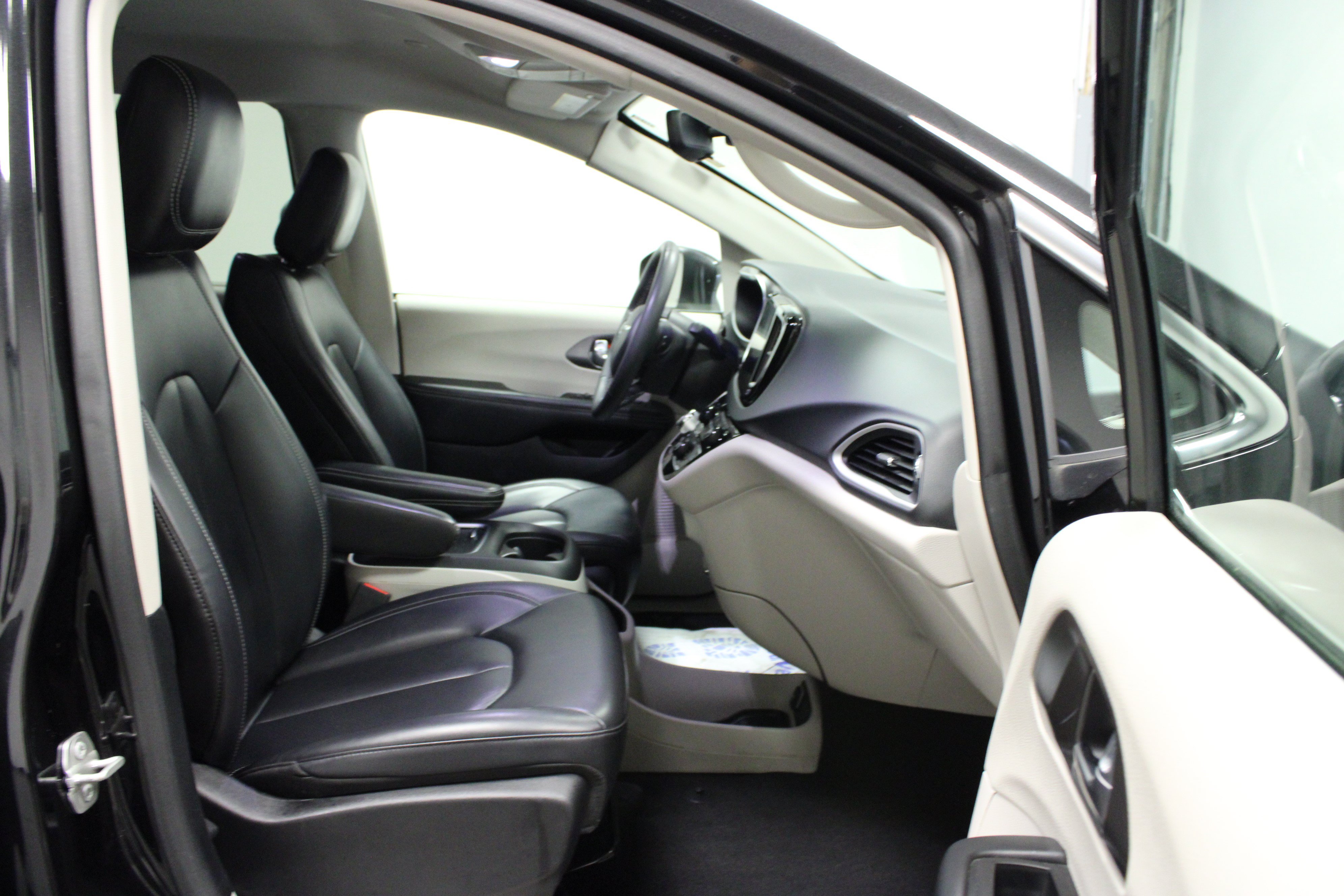 Used 2023 Chrysler Pacifica Touring-L FWD image 17
