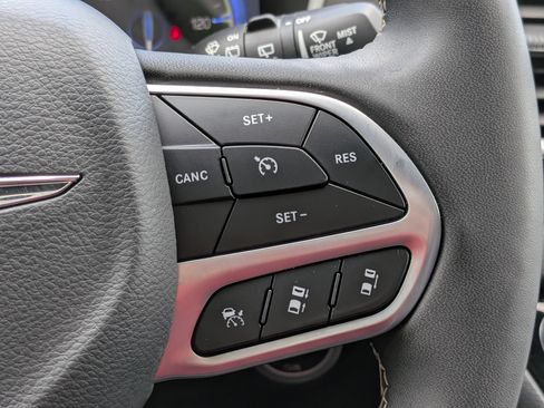 Used 2025 Chrysler Pacifica Select FWD image 24
