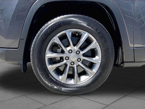 Used 2020 Jeep Cherokee Latitude Plus w/ Comfort/Convenience Group AWD/4WD image 10