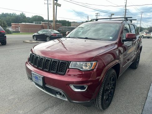 Used 2018 Jeep Grand Cherokee Limited AWD/4WD image 3