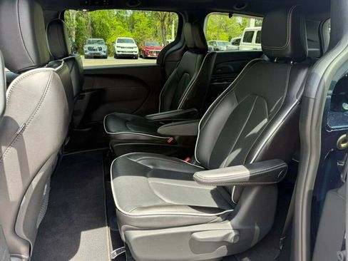 Used 2022 Chrysler Pacifica Limited w/ S Appearance Package image 9