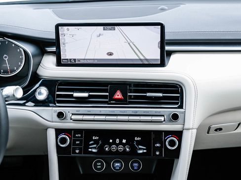 Used 2025 Genesis G70 2.5T image 11