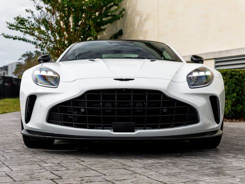 Used 2025 Aston Martin V8 Vantage Coupe image 30