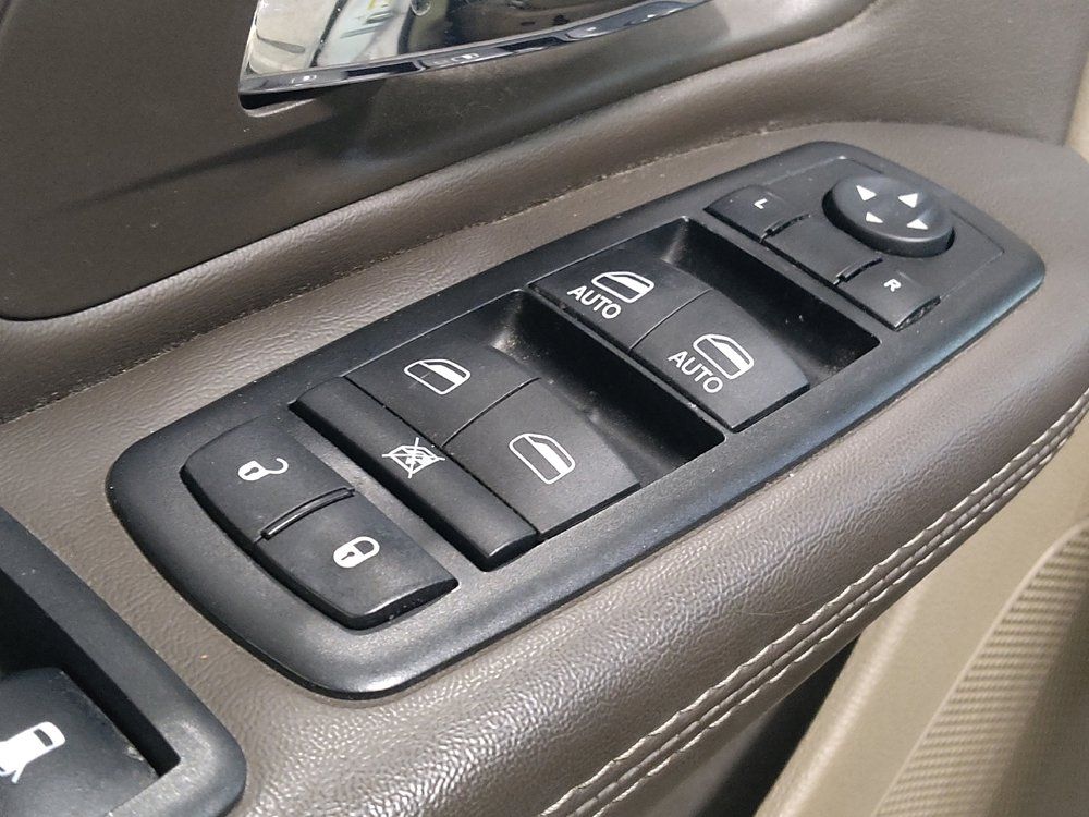 Used 2015 Chrysler Town & Country Touring-L w/ Driver Convenience Group FWD image 27